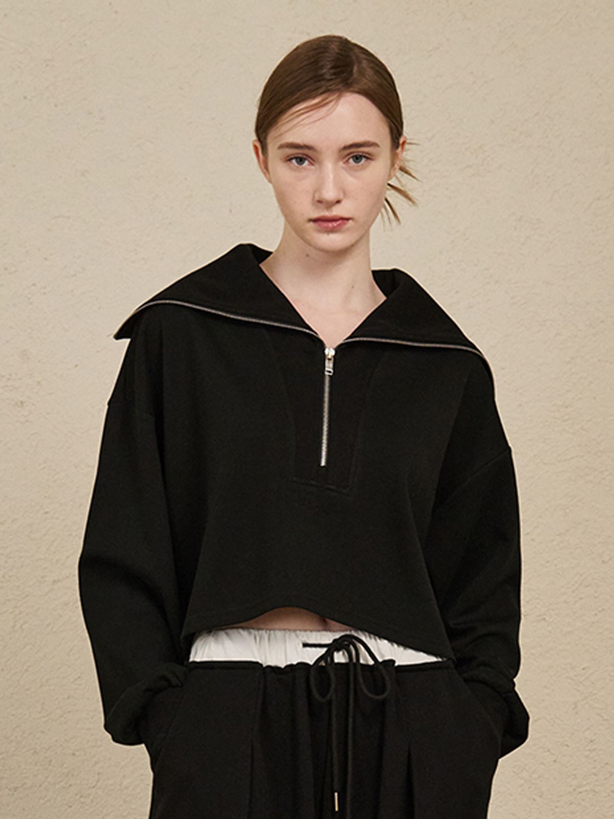 누브(NOUVE) Wide Collar Crop T-Shirts - Black