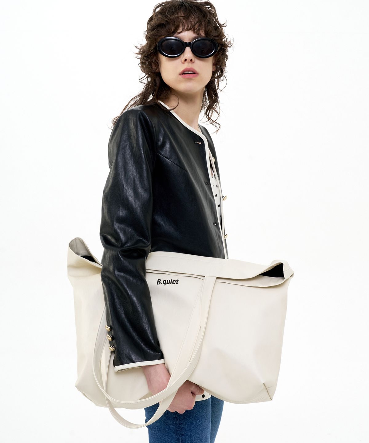 비콰이엇(B QUIET) LOGO-EMBROIDERED FAUX LEATHER SHOPPER BAG_IVORY