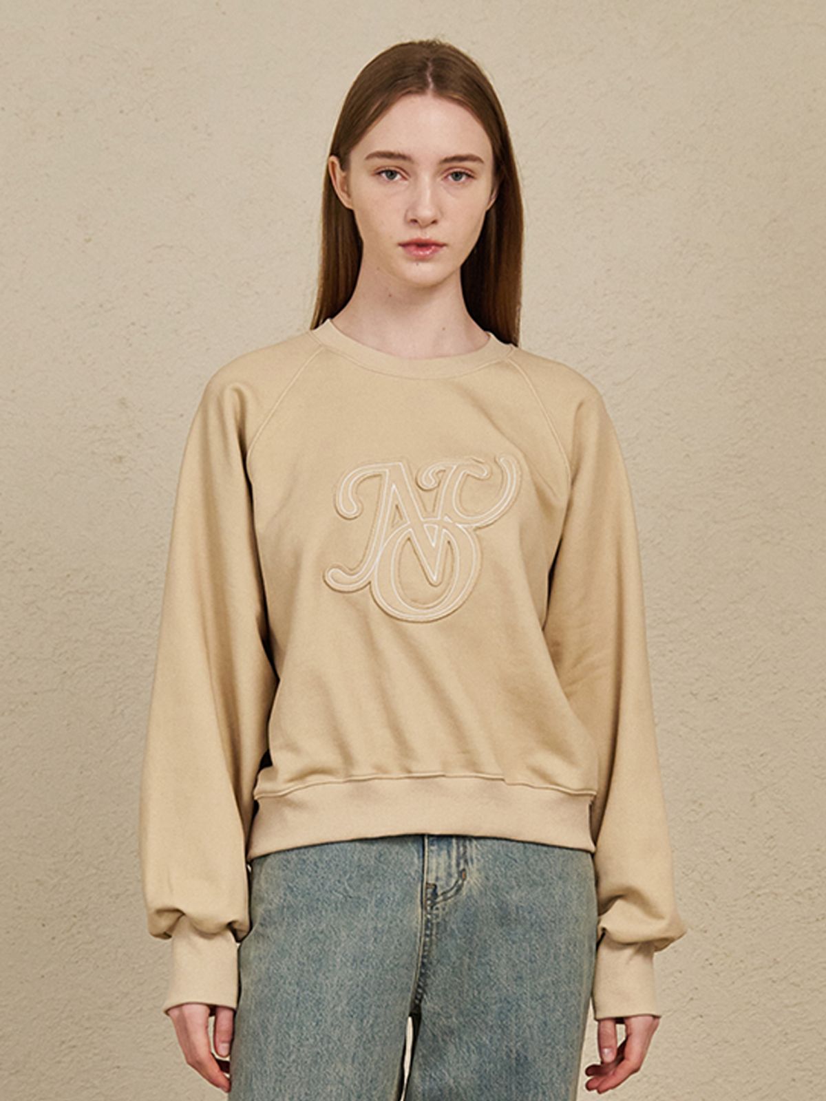 누브(NOUVE) Pigment Patch Sweatshirt - Light Beige