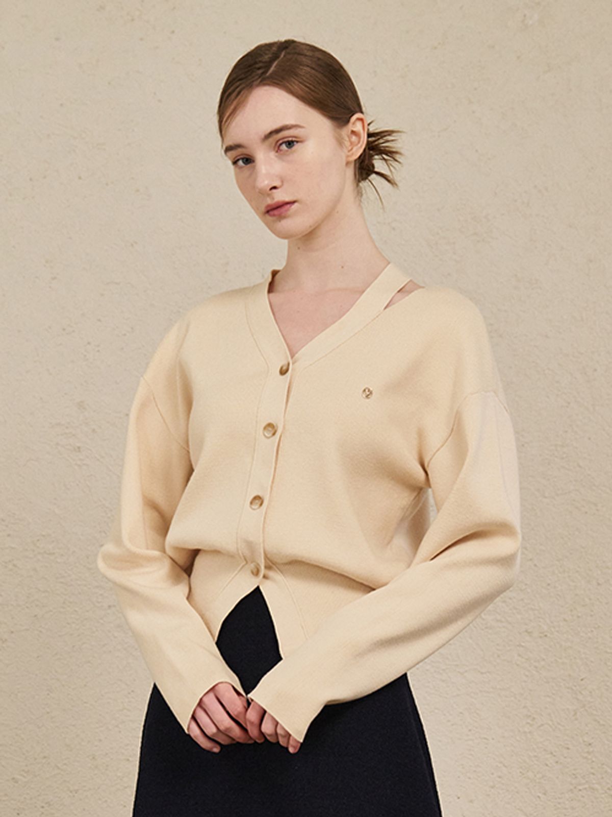 누브(NOUVE) V-Neck Cut Out Cardigan - Beige