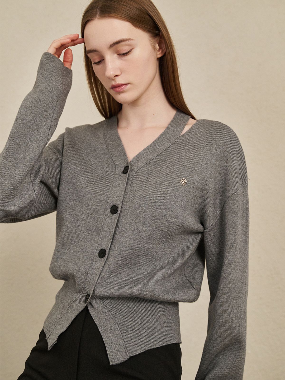 누브(NOUVE) V-Neck Cut Out Cardigan - M. Gray