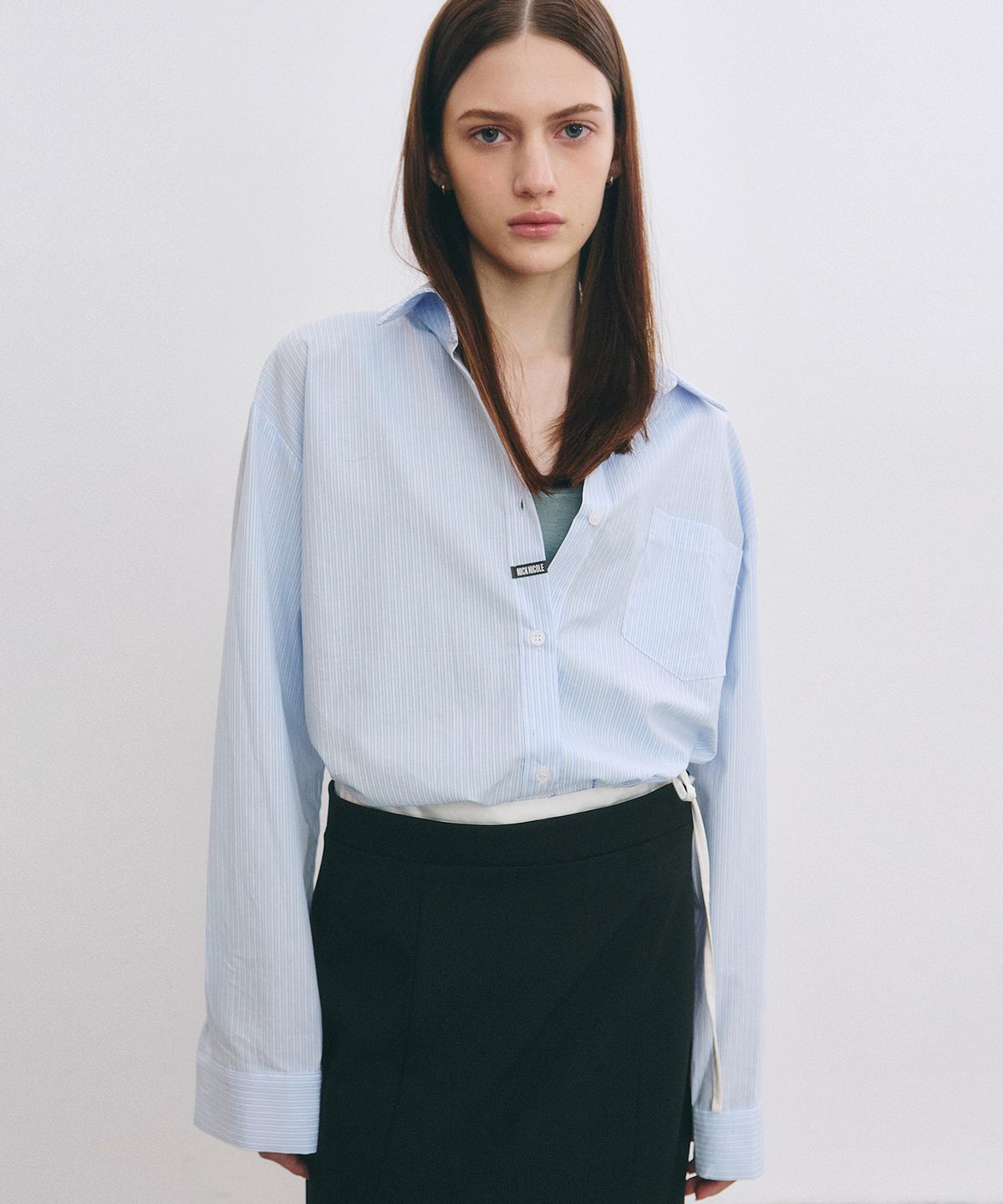 닉앤니콜(NICK&NICOLE) MINIMAL CLASSIC LABEL STRIPE SHIRT_SKY BLUE