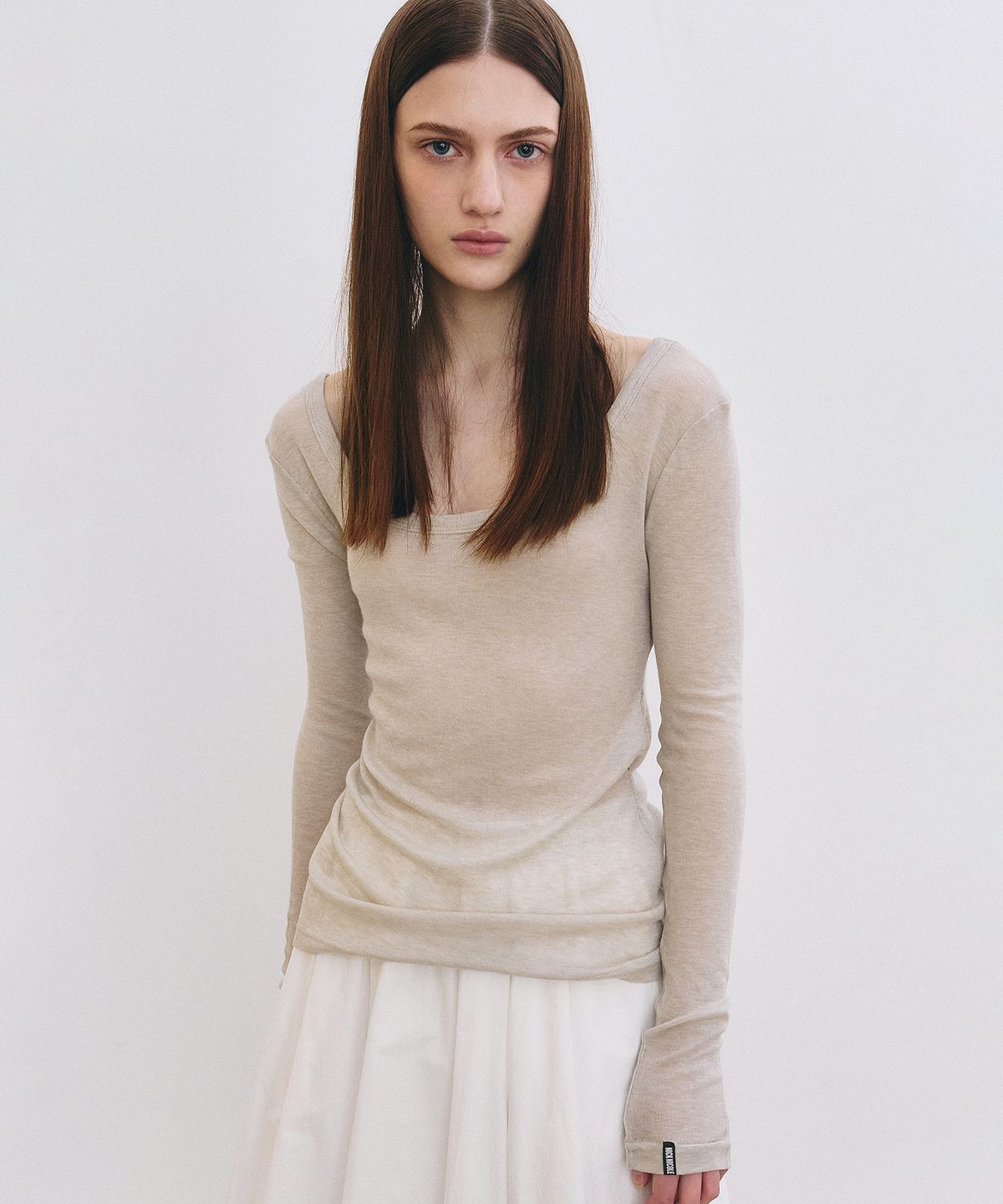 닉앤니콜(NICK&NICOLE) NICOLE MINIMAL LABEL SCOOP LS TOP_BEIGE
