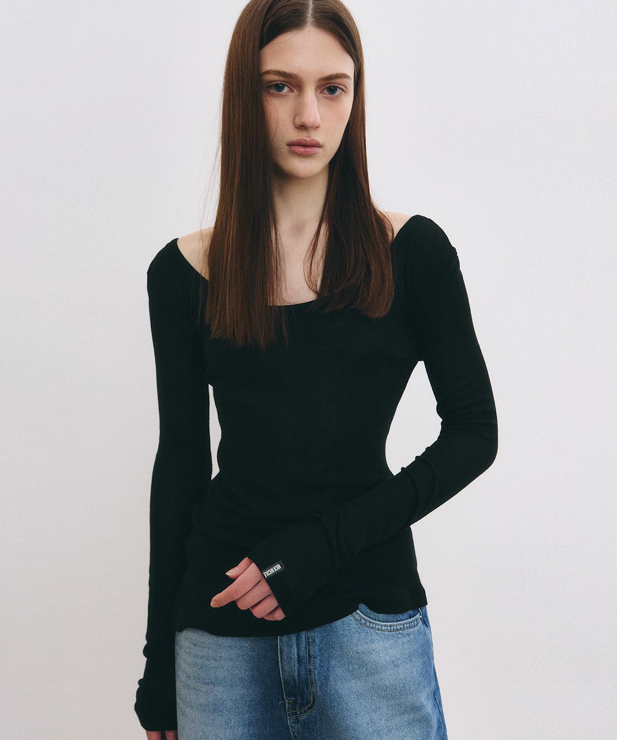 닉앤니콜(NICK&NICOLE) NICOLE MINIMAL LABEL SCOOP LS TOP_BLACK