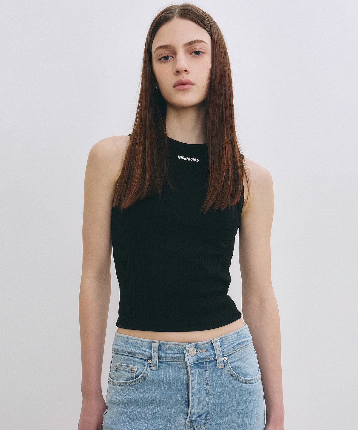 닉앤니콜(NICK&NICOLE) MINIMAL CROP SLEEVELESS TOP_BLACK