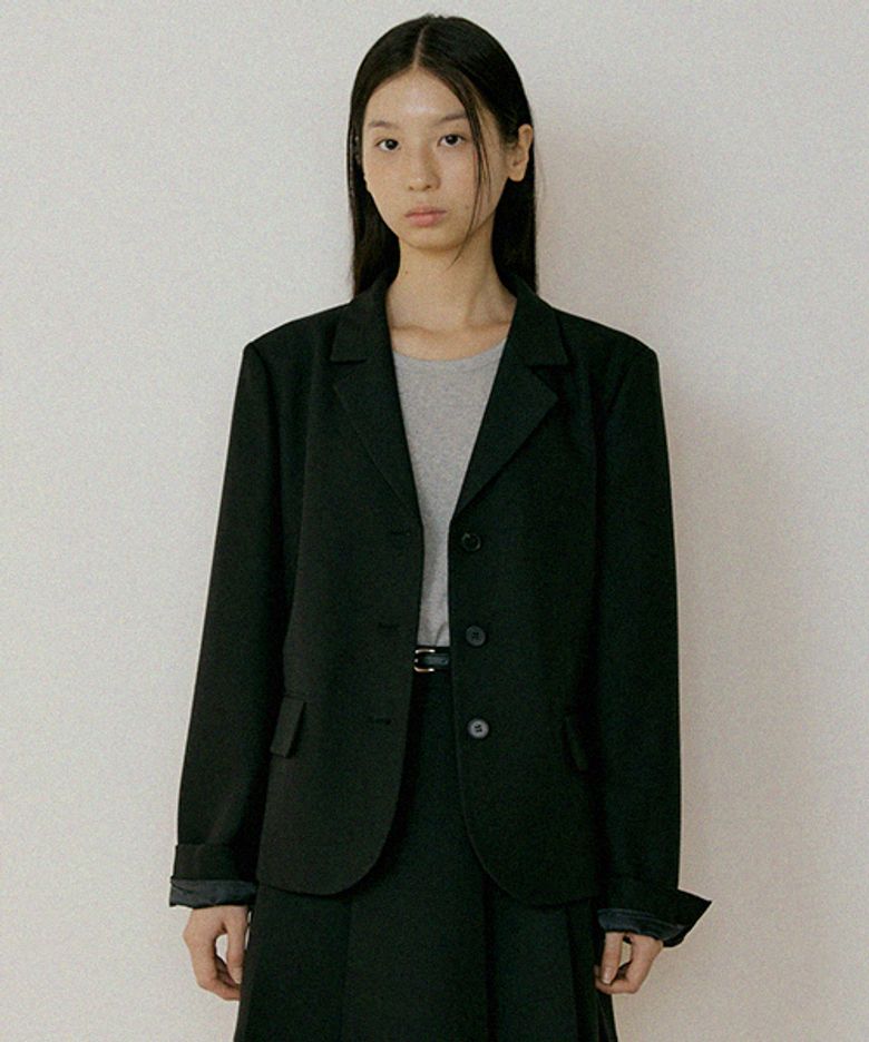 three button short jacket-black