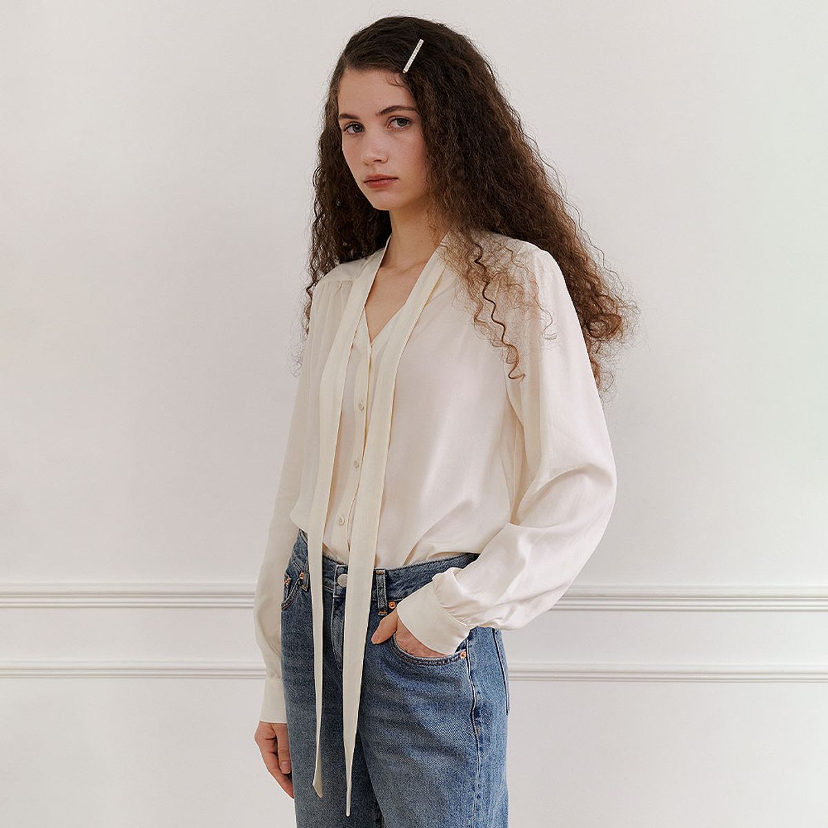하우스 오브 폰드(HOUSE OF POND) Tied v neck blouse (Ivory)