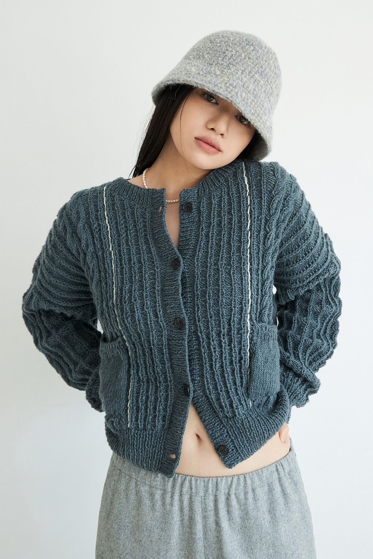 그루(GRU) 라인 스티치 크롭 가디건_블루