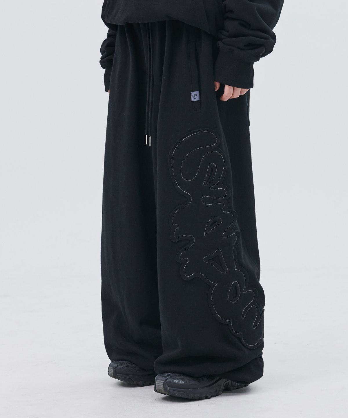 피스메이커(PIECE MAKER) TS LOGO APPLIQUE SWEAT PANTS (BLACK)