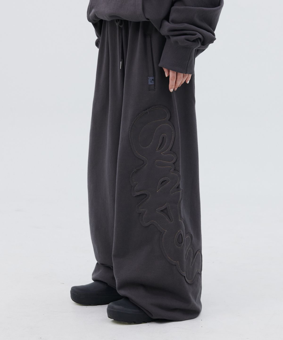 피스메이커(PIECE MAKER) TS LOGO APPLIQUE SWEAT PANTS (CHARCOAL)