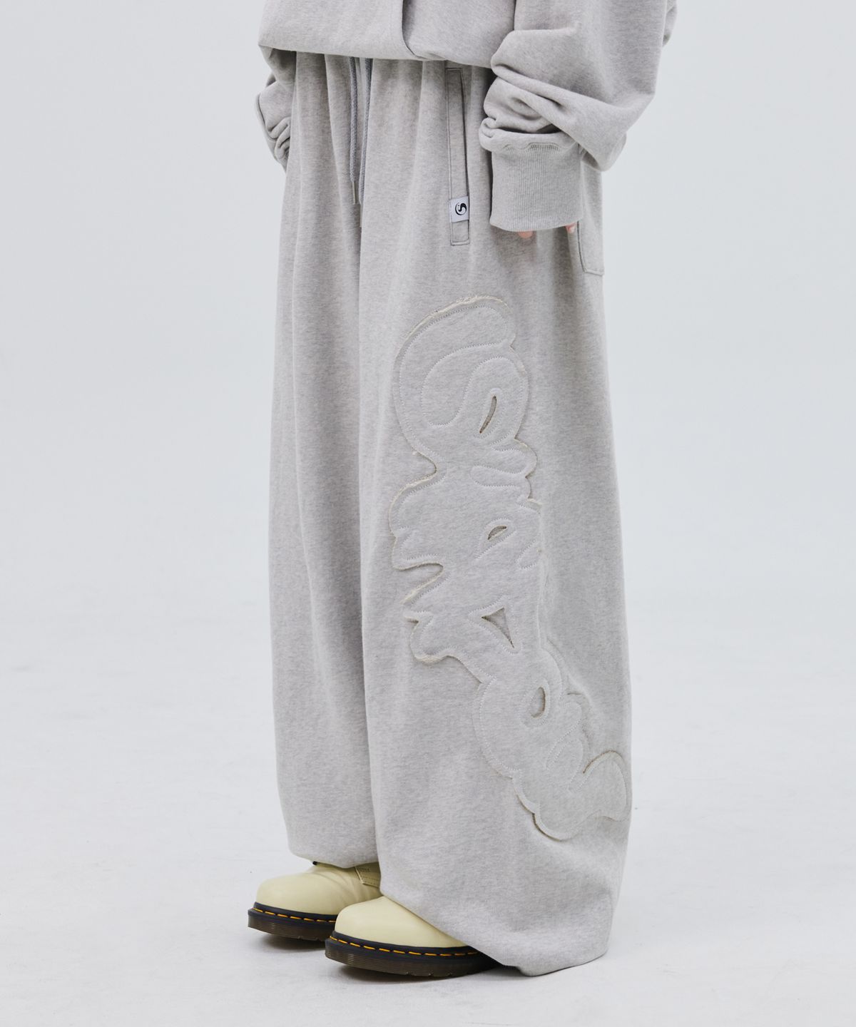 피스메이커(PIECE MAKER) TS LOGO APPLIQUE SWEAT PANTS (GREY)