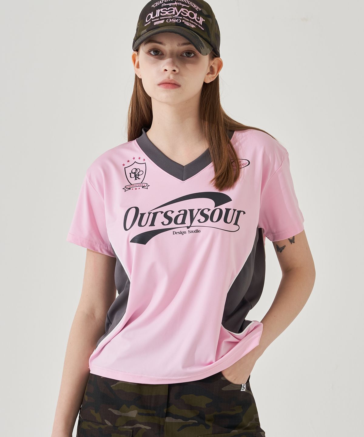 아워세이아워(OURSAYSOUR) 스포티 절개 배색 파이핑 반팔티셔츠 핑크/챠콜