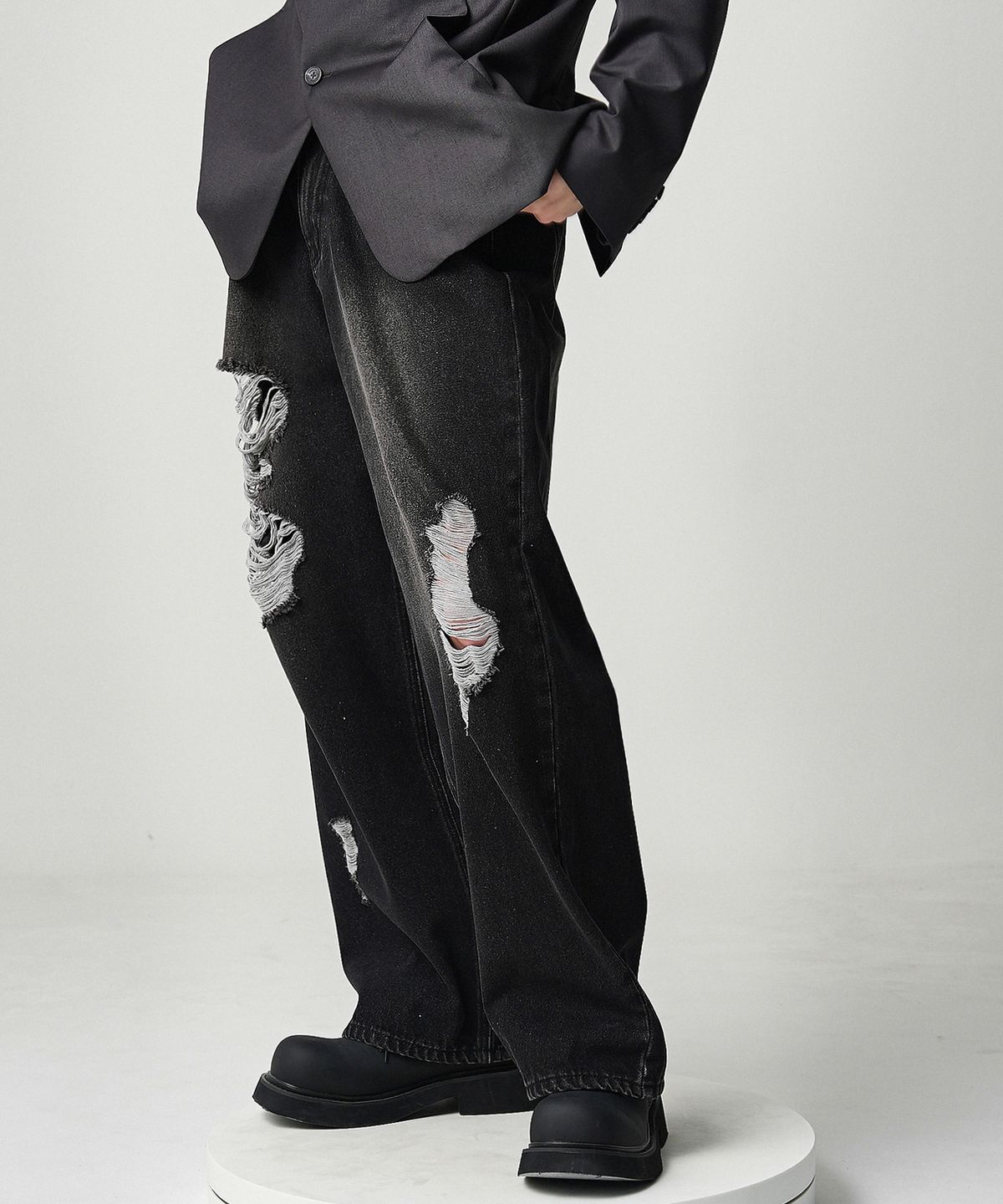 어반드레스(AVANDRESS) Brush Destroyed Denim Pants BLACK