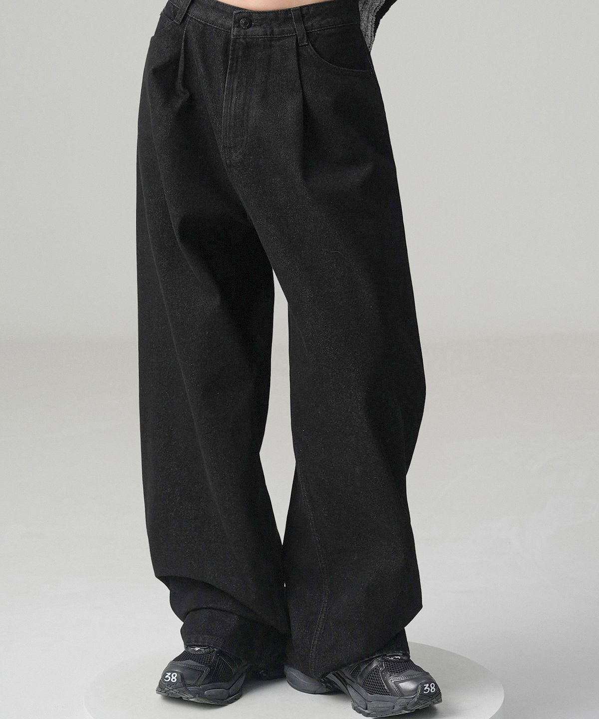 어반드레스(AVANDRESS) Glossy Pintuck Denim Pants BLACK COATING