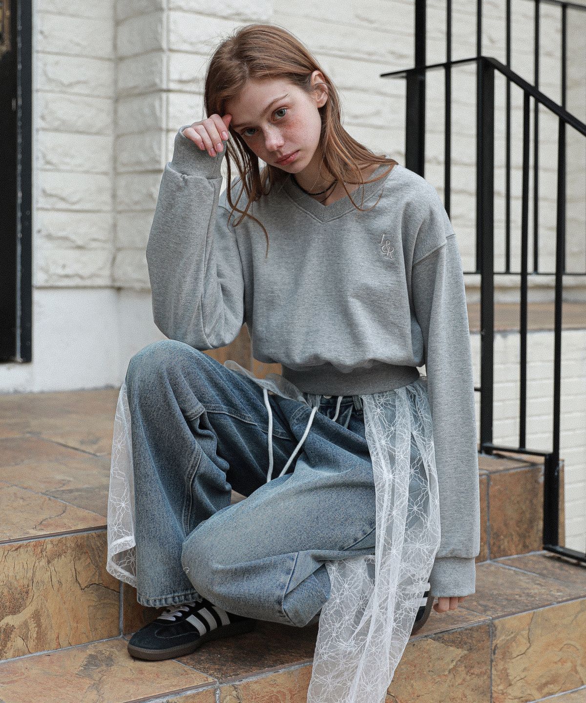 로시로우(LOSSYROW) L&R Logo V neck sweatshirt Gray