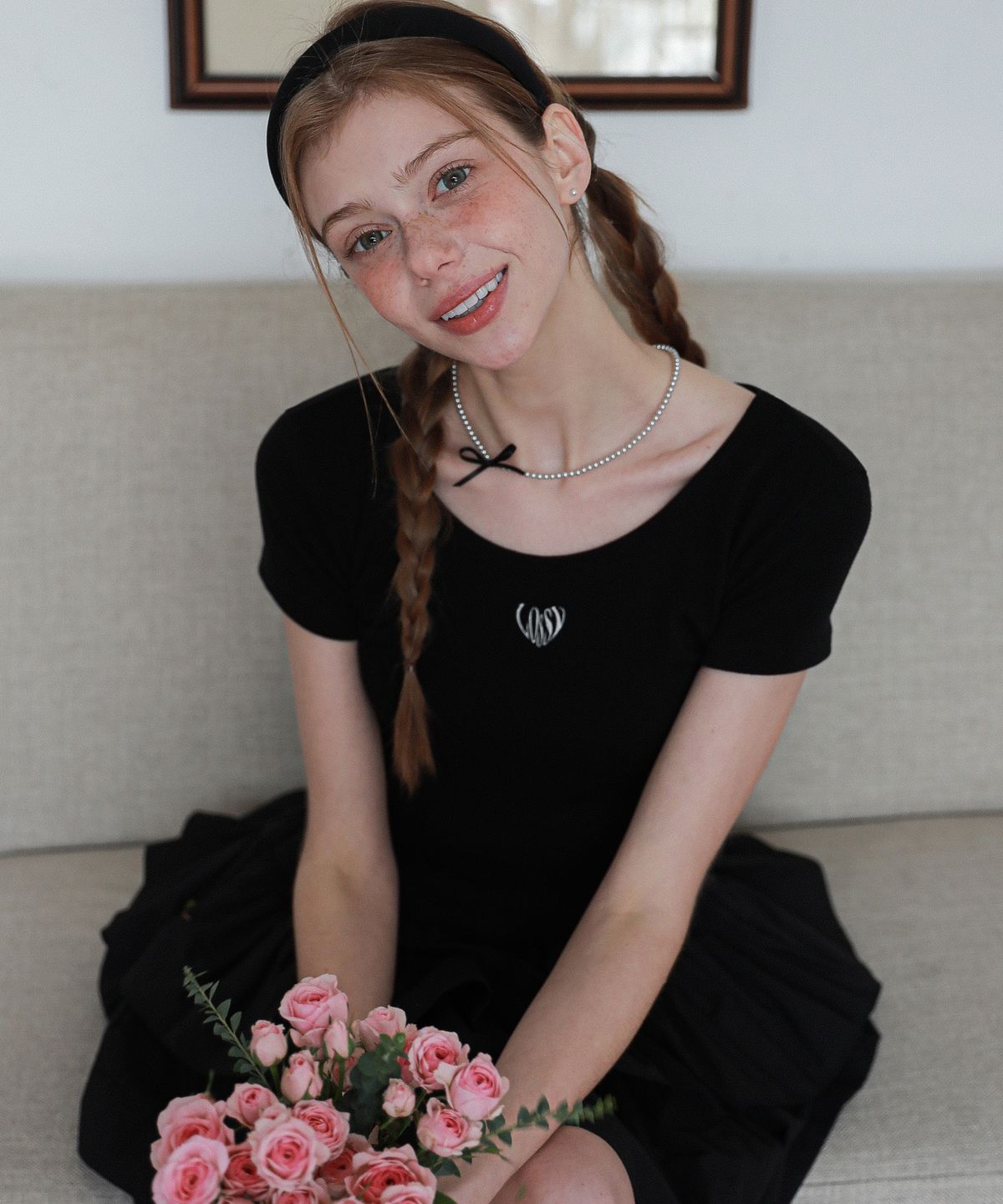 로시로우(LOSSYROW) Fitted U-neck Short Sleeve  Black