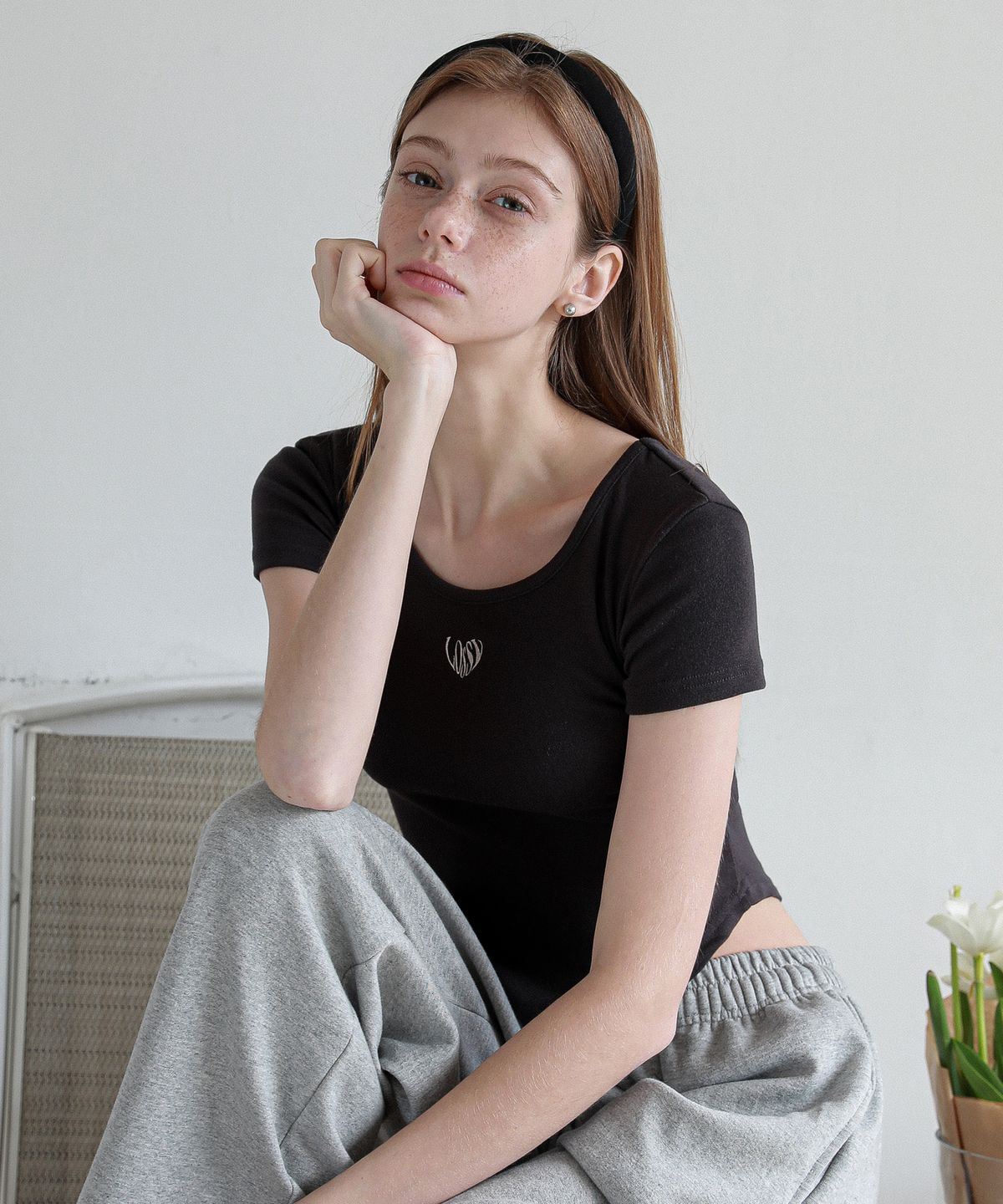 로시로우(LOSSYROW) Fitted U-neck Short Sleeve  Charcoal