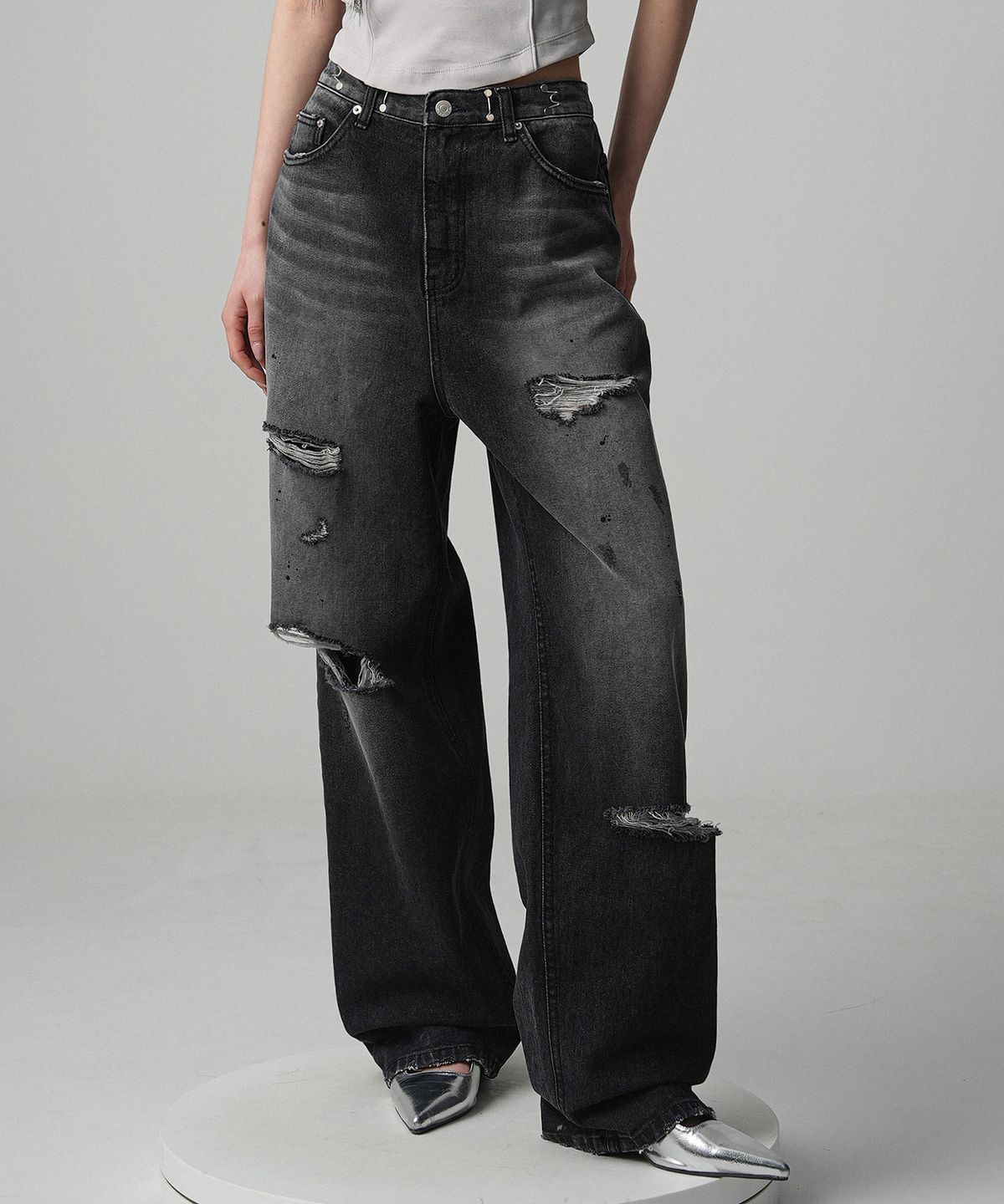 어반드레스(AVANDRESS) BUCKLE PAINTING DESTROYED DENIM PANTS BLACK
