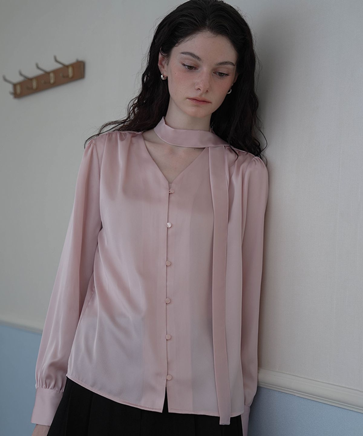 드헤베(DEHEVE) Camila Tie Silky Blouse [Pink]