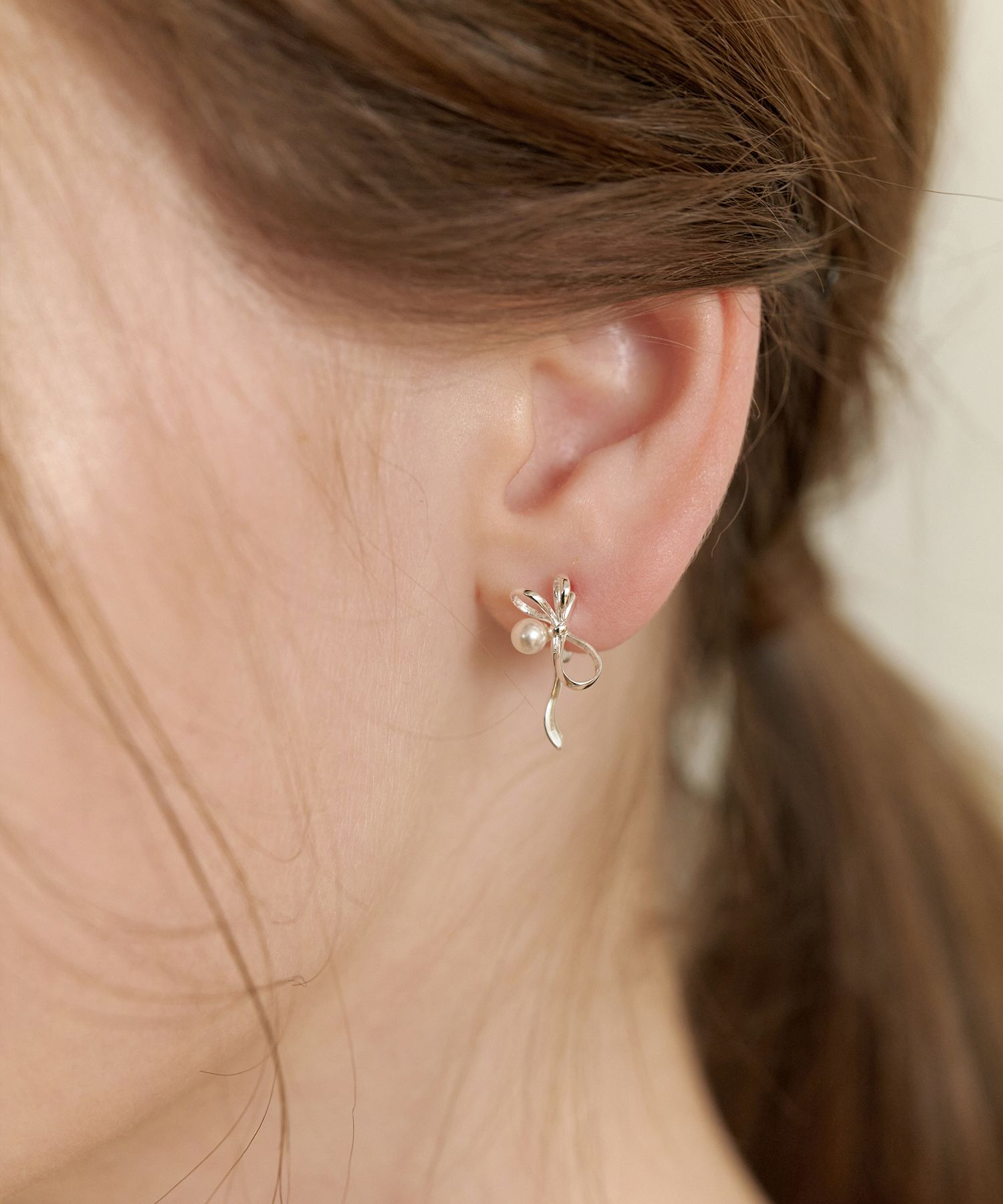【TATIANA】Fly Ribbon Pearl Hoop Earring EC3087〜ピアス MUSINSA | TATIANA (Silver 925) Fly ribbon pearl hoop earring