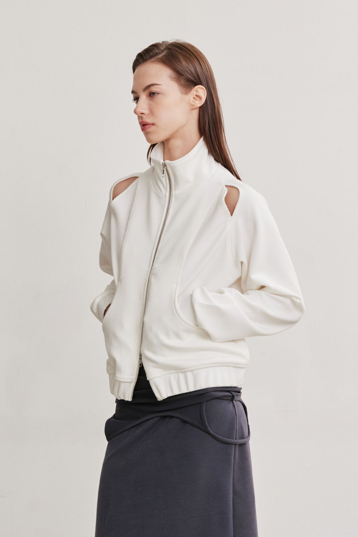 애프터아워즈(AFTERHOURS) HIGH NECK CUT OUT ZIP-UP (IVORY)