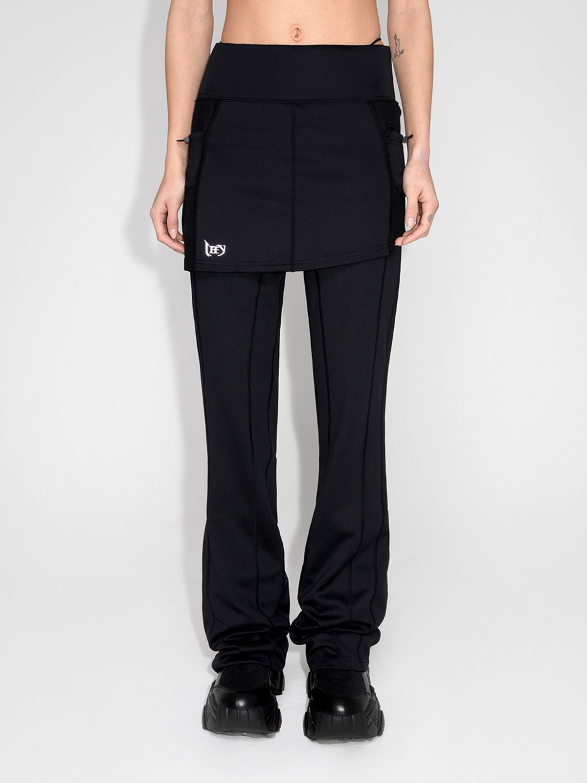 와이이이엘(YEEL) LOGO PATCH SKIRT PANTS BLACK