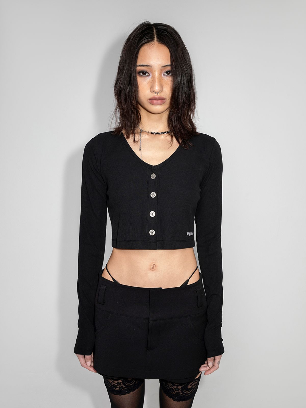 와이이이엘(YEEL) LOGO BUTTON CROPEED CARDIGAN BLACK