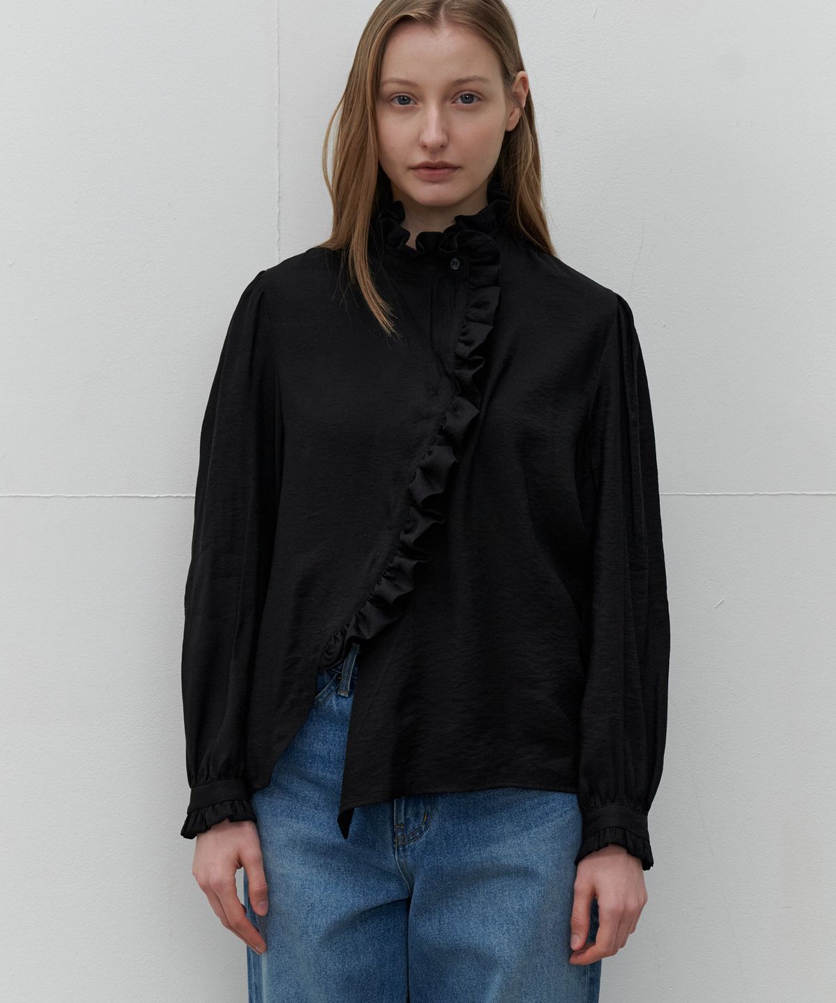 쏘이르(SO IR) RUFFLE COLLAR BLOUSE - BLACK