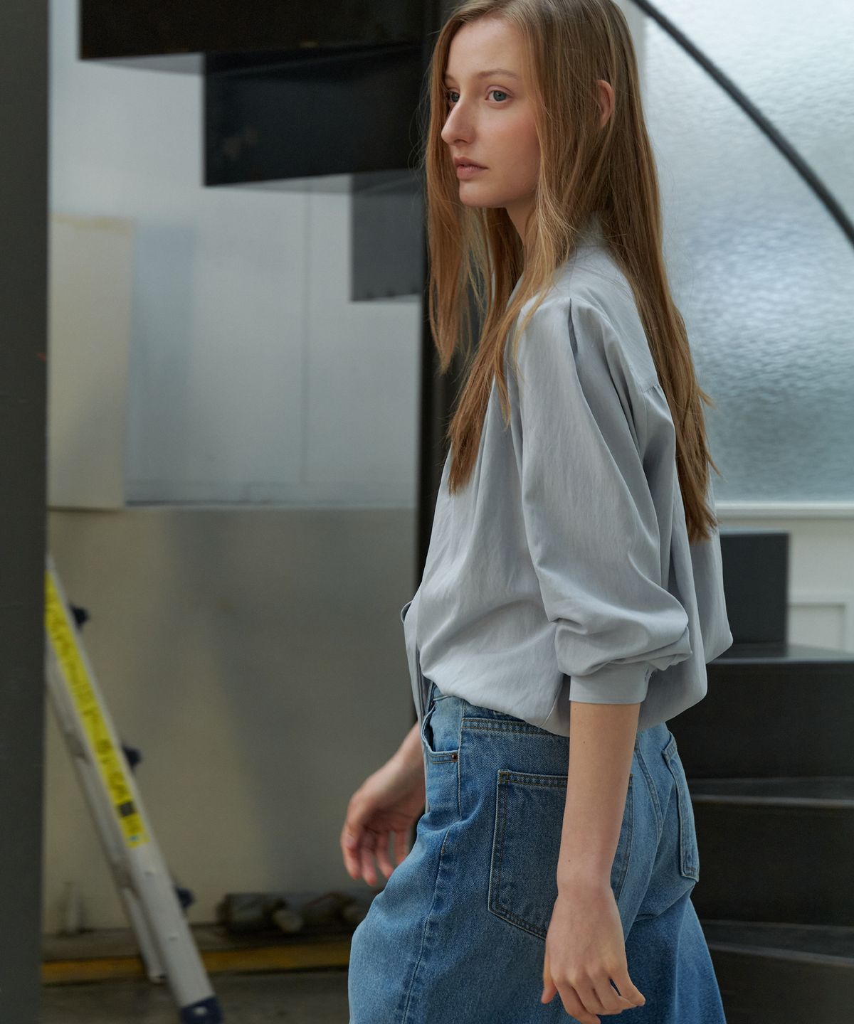 쏘이르(SO IR) TIE SHIRRING POINTED BLOUSE - BLUE