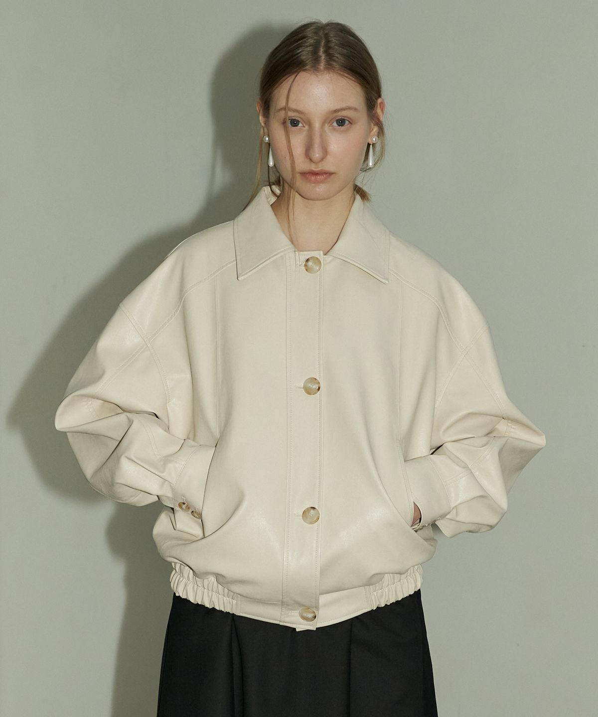 쏘이르(SO IR) VEGAN LEATHER JUMPER - CREAM
