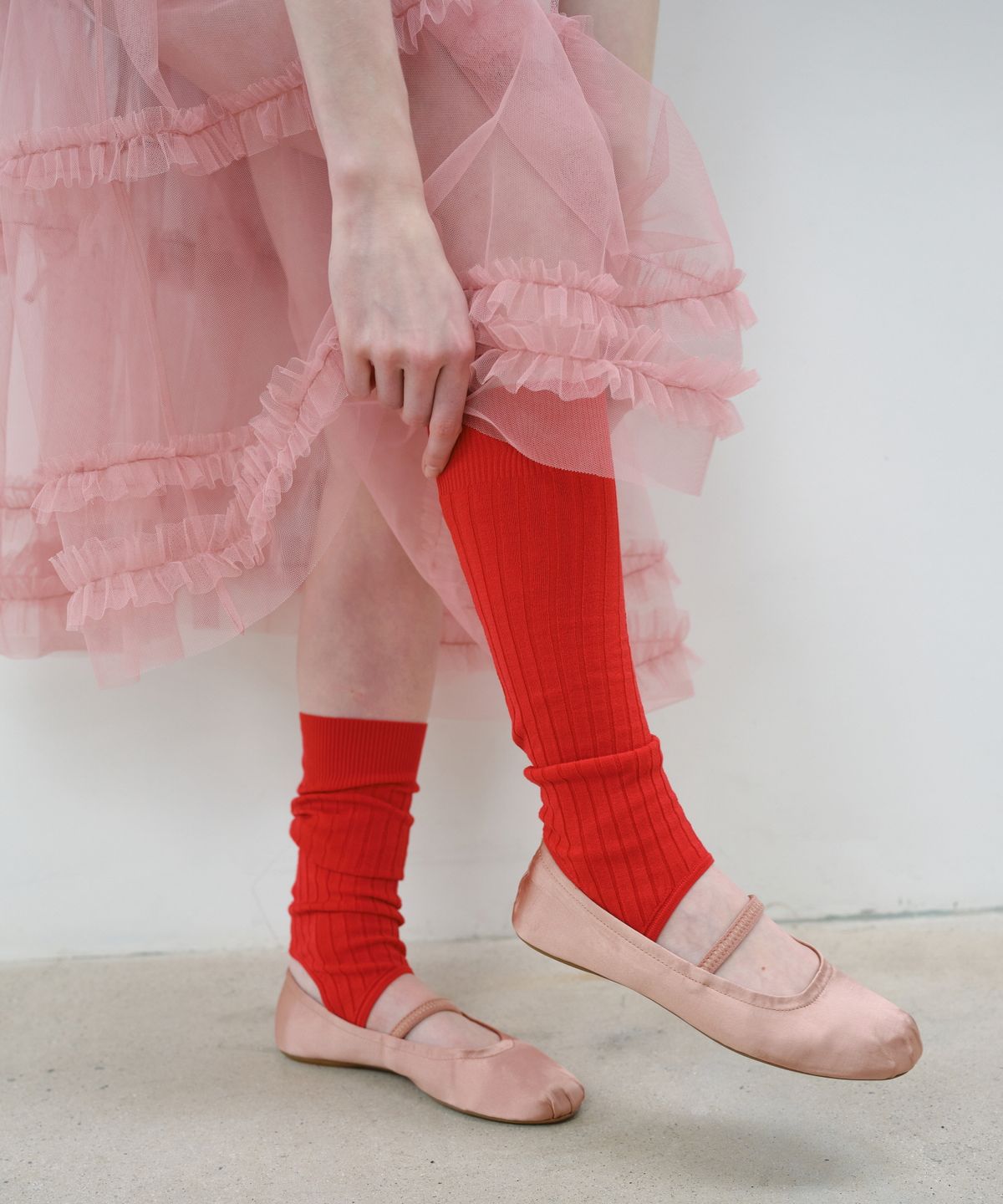 아옵트(AOPT) EMBROIDERY STIRRUP LEG WARMER - RED