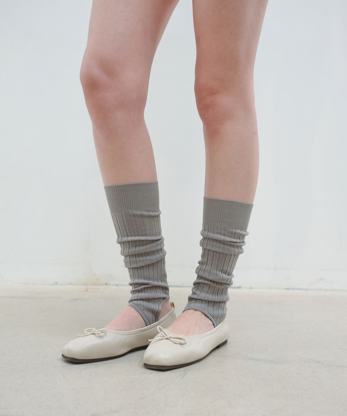 아옵트(AOPT) EMBROIDERY STIRRUP LEG WARMER - GRAY