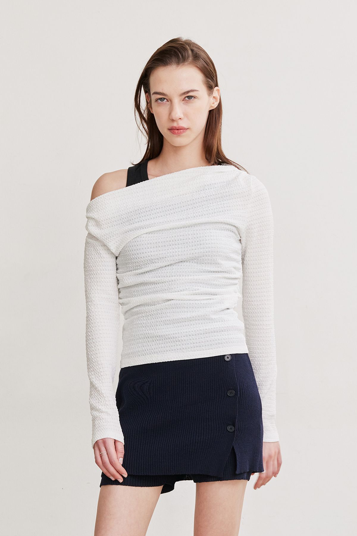 애프터아워즈(AFTERHOURS) OFF-SHOULDER SHIRRING TOP (IVORY)