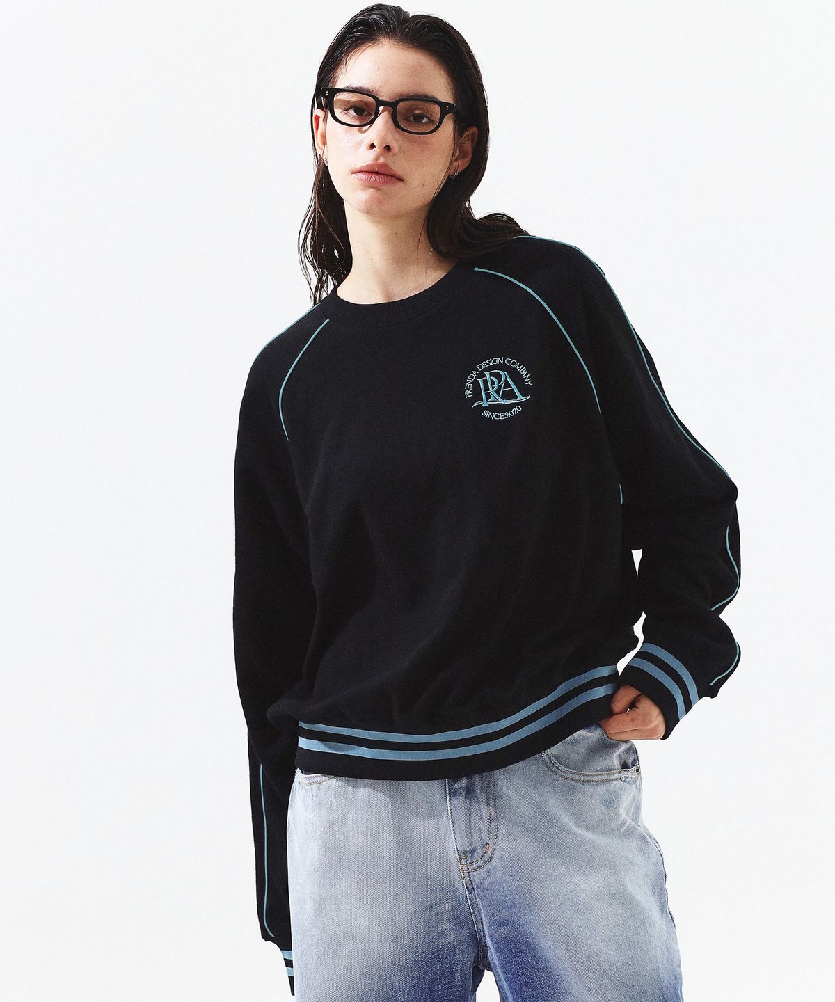 프렌다(PRENDA) ROUND LOGO RAGLAN SWEATSHIRT BLACK