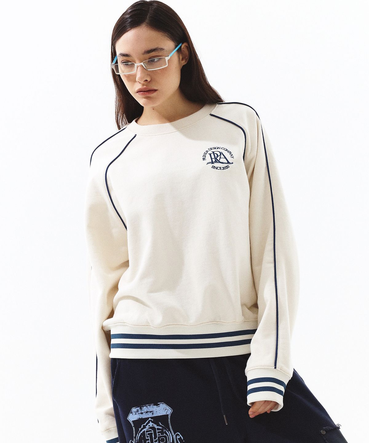 프렌다(PRENDA) ROUND LOGO RAGLAN SWEATSHIRT CREAM