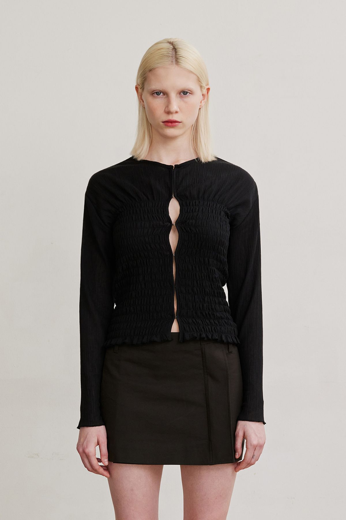 애프터아워즈(AFTERHOURS) SMOCKING HOOK BLOUSE (BLACK)