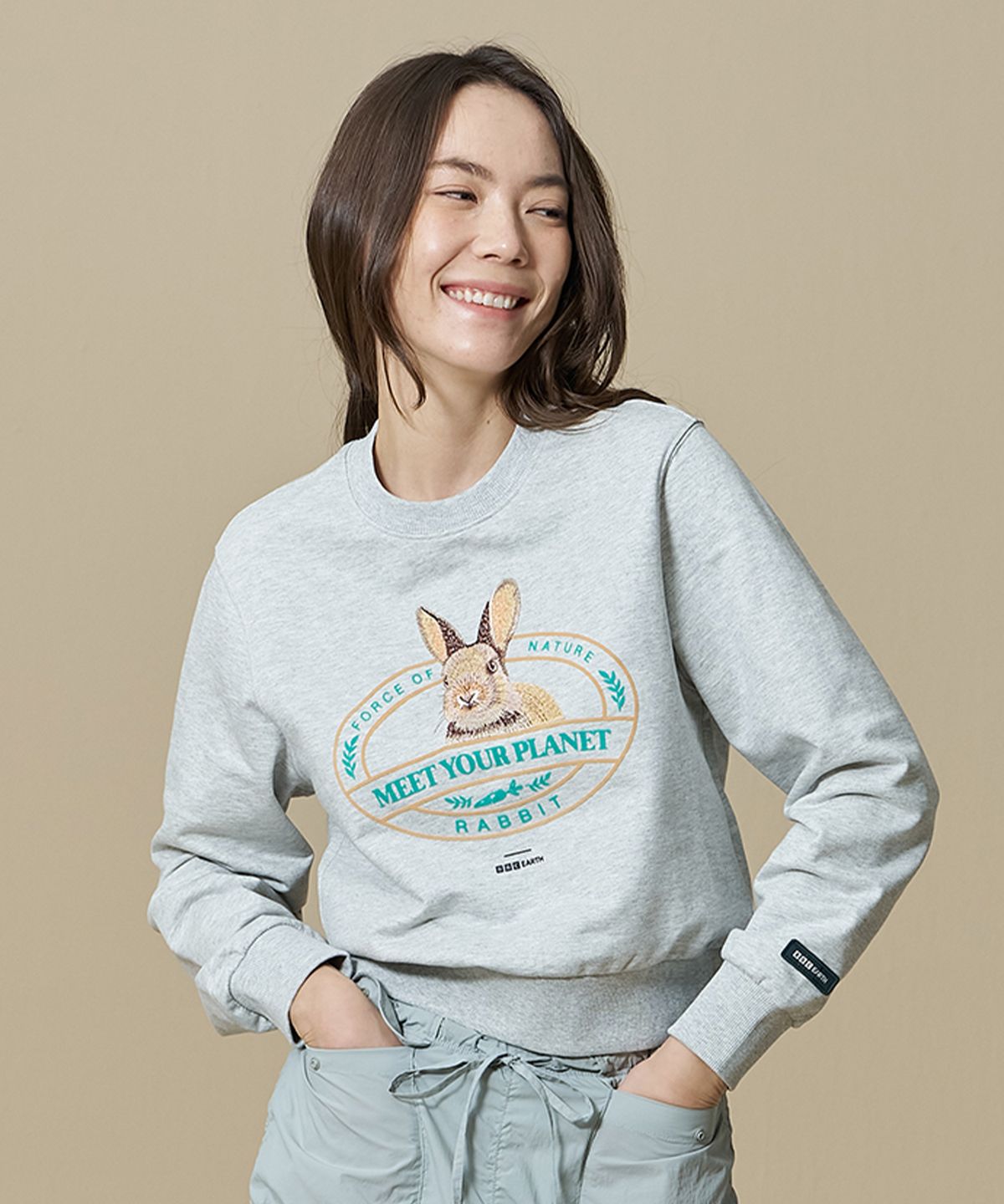 비비씨 어스(BBC EARTH) 애니멀 자수 포인트 맨투맨_Light Grey