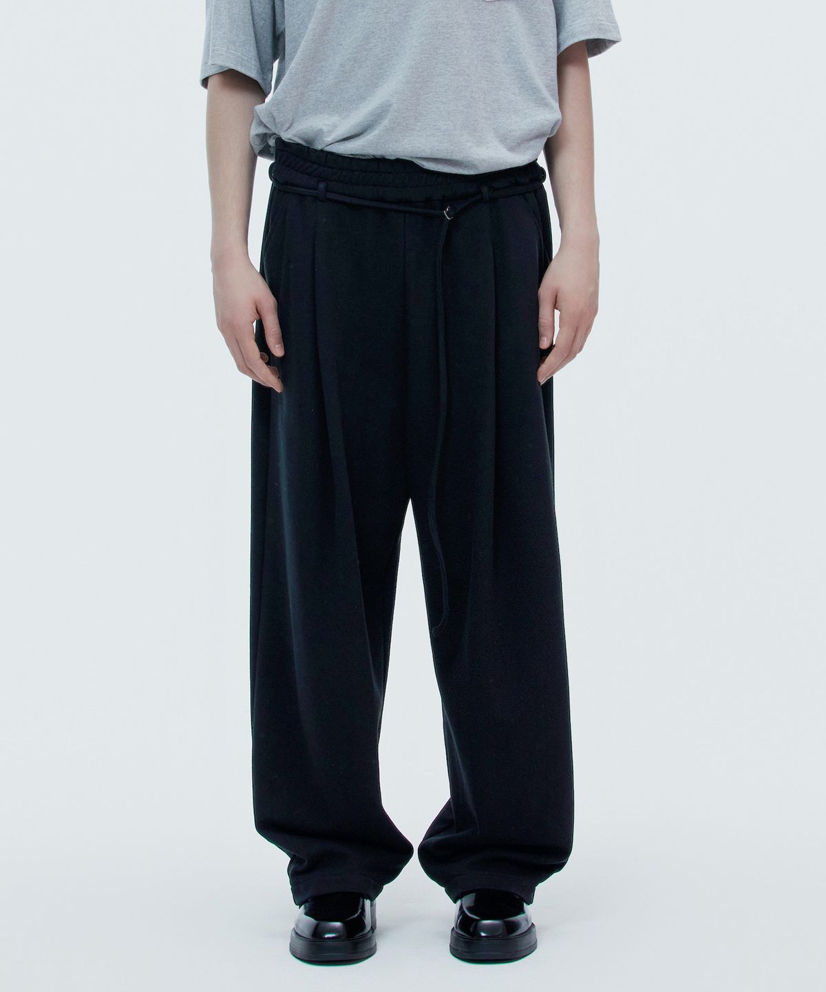 노앙(NOHANT) ONE TUCK JERSEY BELT PANTS BLACK