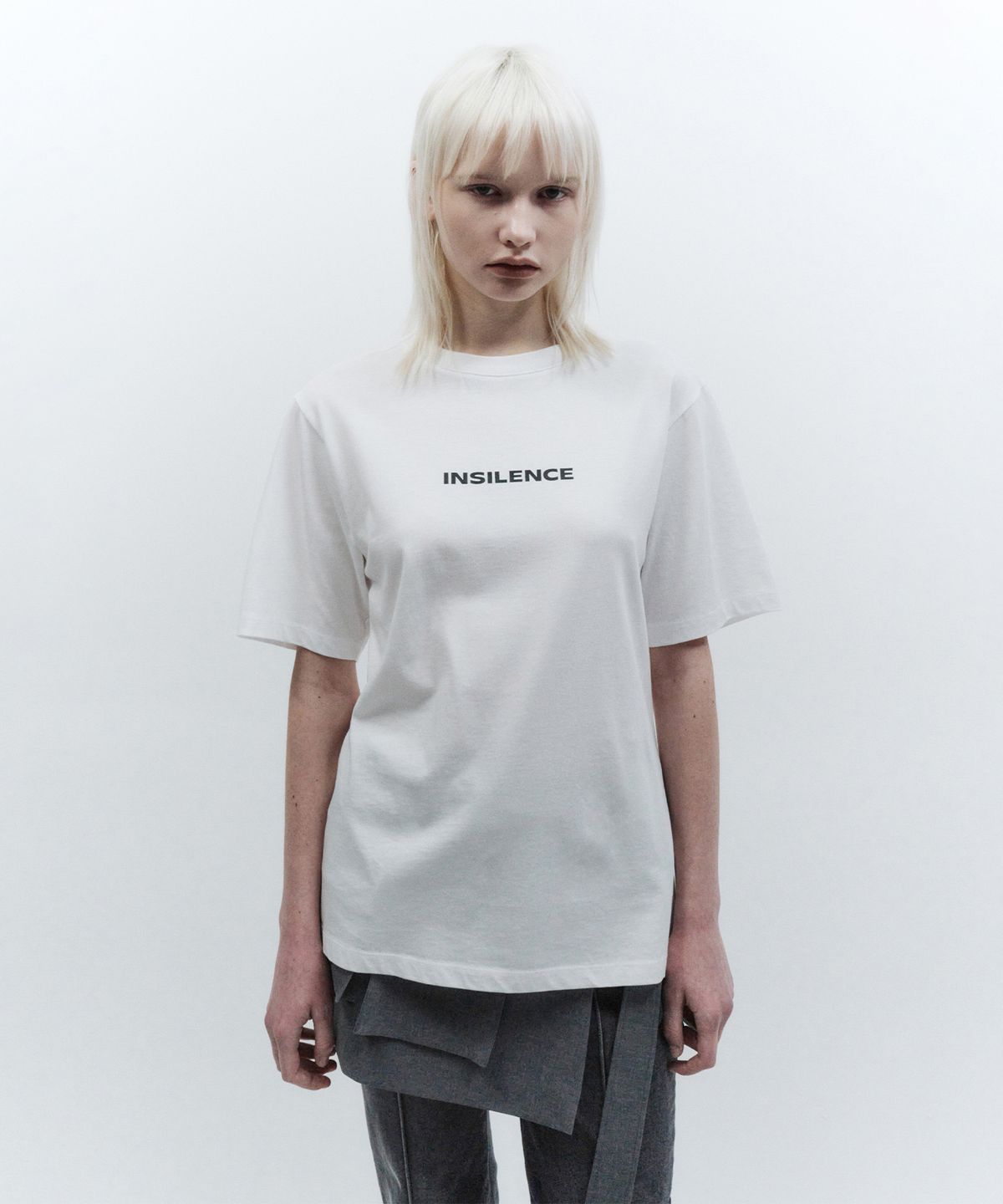인사일런스 우먼(INSILENCE WOMEN) OG 로고 티셔츠 WHITE