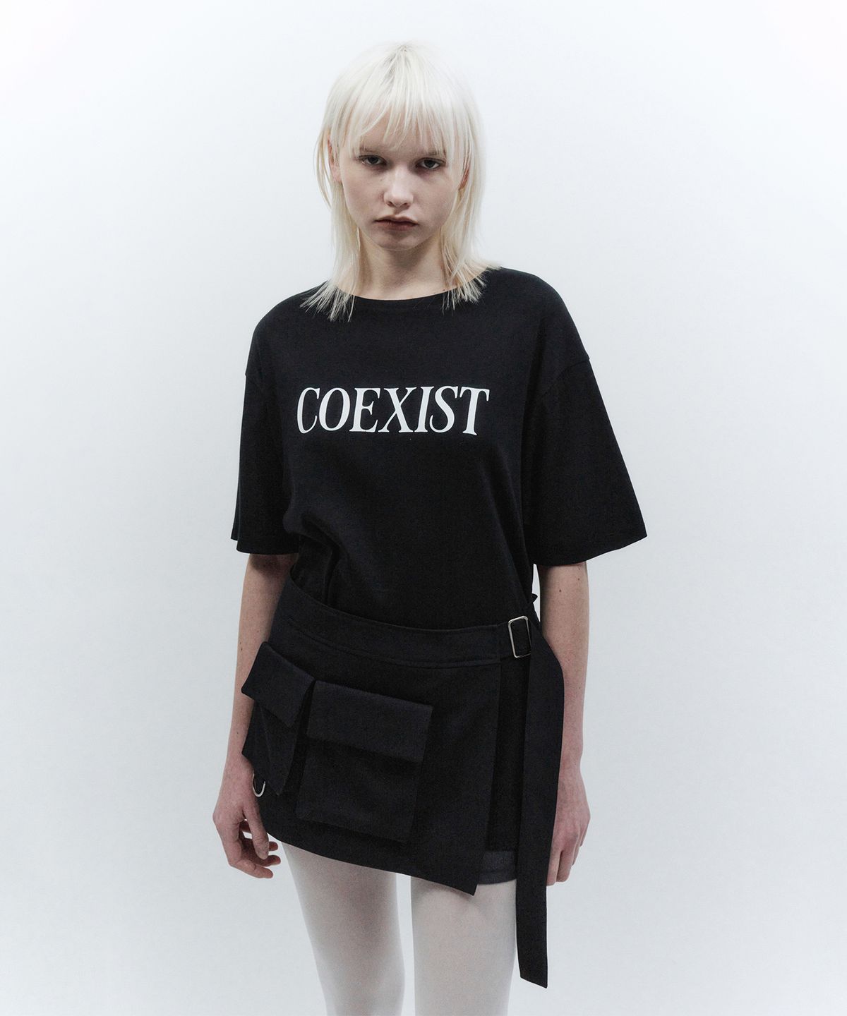 인사일런스 우먼(INSILENCE WOMEN) COEXIST 티셔츠 BLACK
