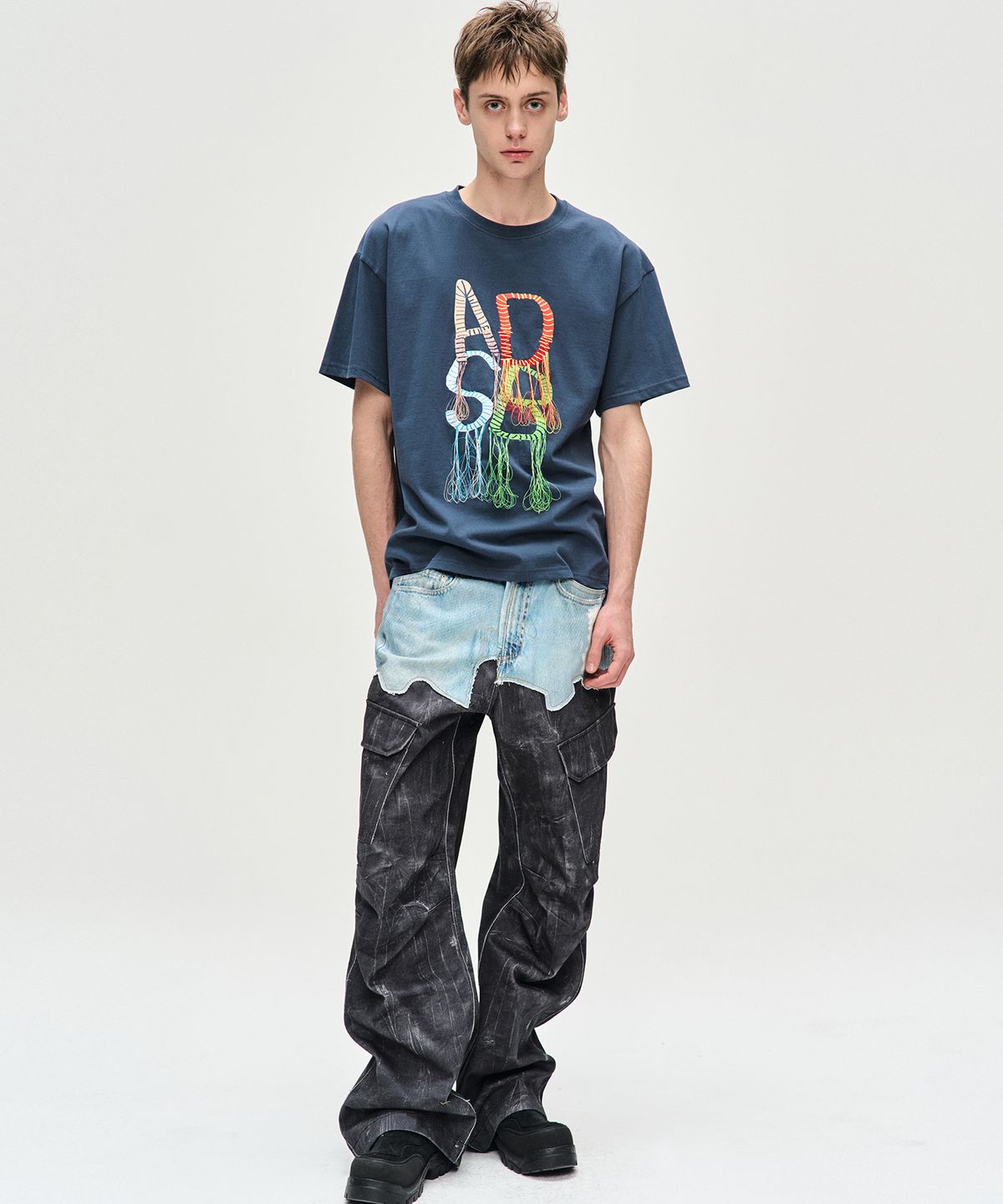 앤더슨벨(ADSB ANDERSSON BELL) 포데님&스크래치 레더 프린티드 카고 팬츠apa703m(DENIM/BLACK)
