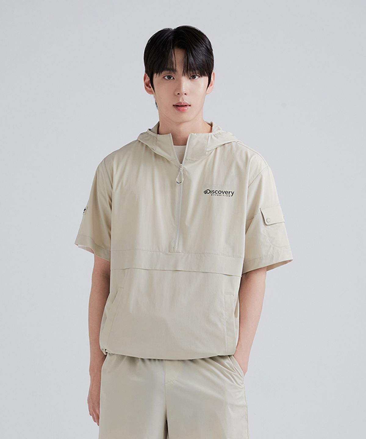 디스커버리 익스페디션(DISCOVERY EXPEDITION) 우븐 폴튼 반팔 후디드 아노락 (D.Skin Beige)