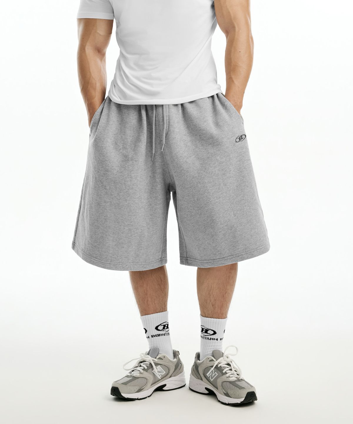 본투윈(BORN TO WIN) CHROME B LOGO HALF PANTS LONG VER [MELANGE GREY]