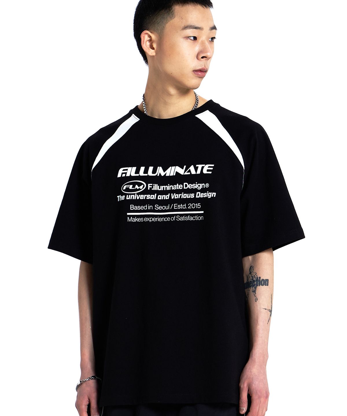 필루미네이트(FILLUMINATE) FLM 로고 블럭 티셔츠-블랙