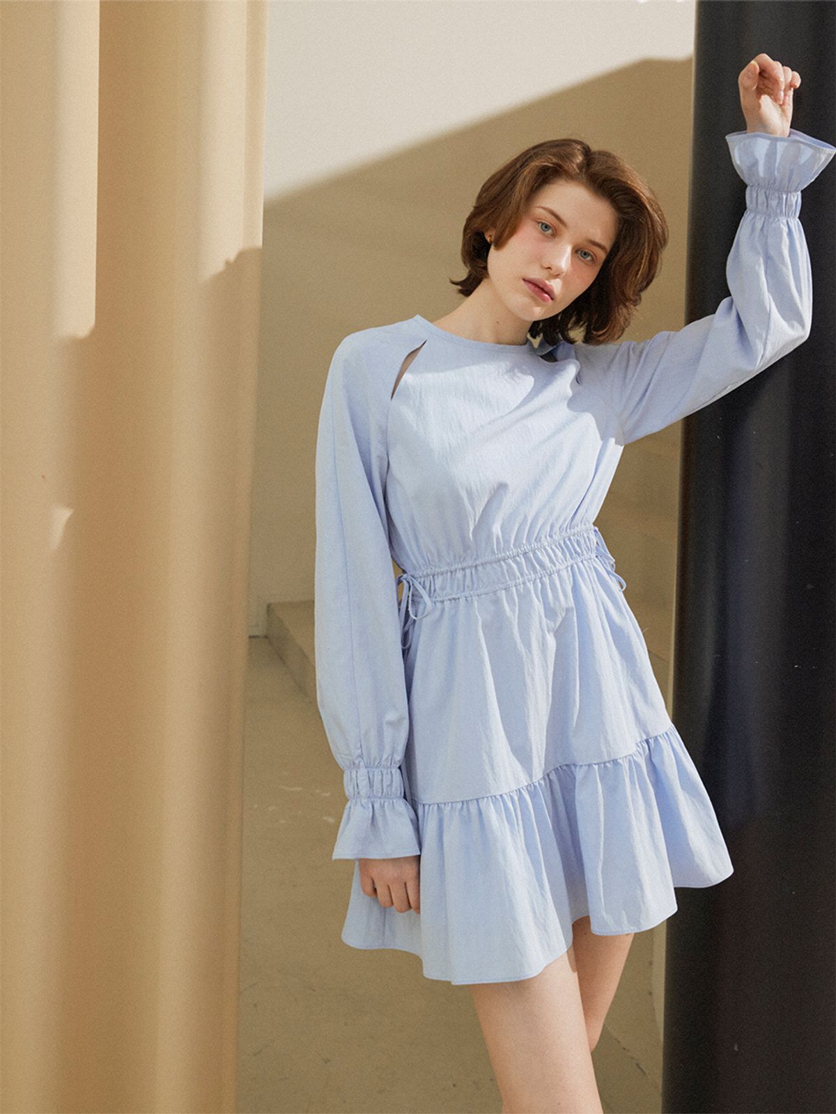 오앨(OUEL) CUT-OUT DRAWSTRING MINI DRESS_COTTON BLUE