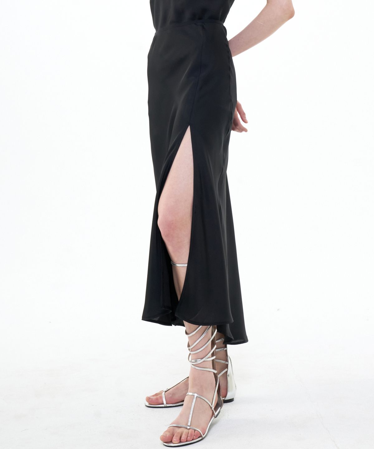 비콰이엇(B QUIET) FLARED SATIN SLIT SKIRT_BLACK