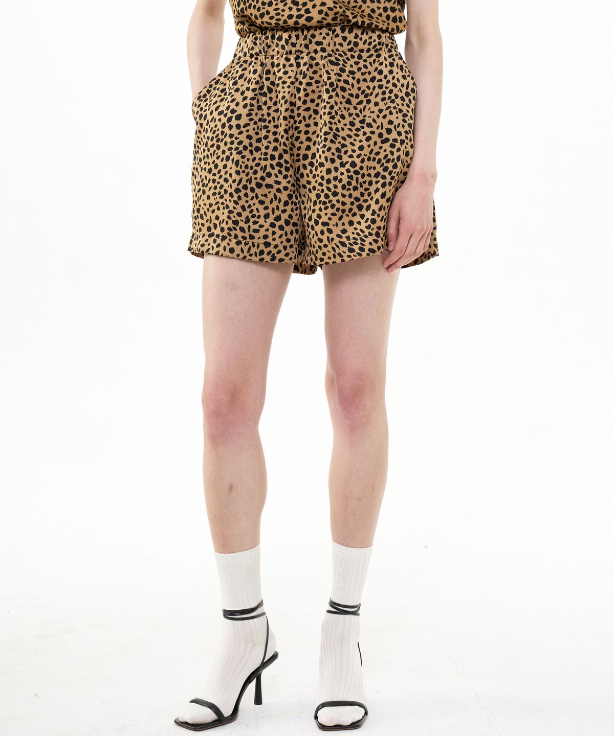 비콰이엇(B QUIET) BANDED SATIN SHORTS LEOPARD_BROWN BLACK
