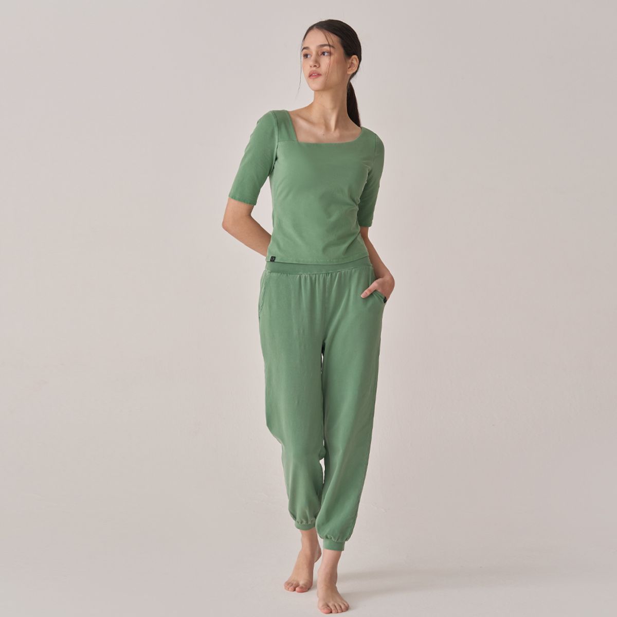 오즈이즈(OZEZ) OZTI4009 에센셜 숏슬리브 캐미솔 - 그라스