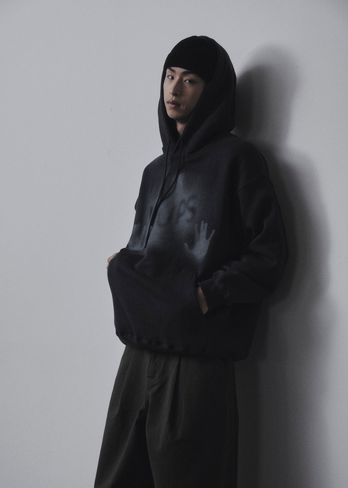 멉스(MUPS) Hand printing hoodie [charcoal]