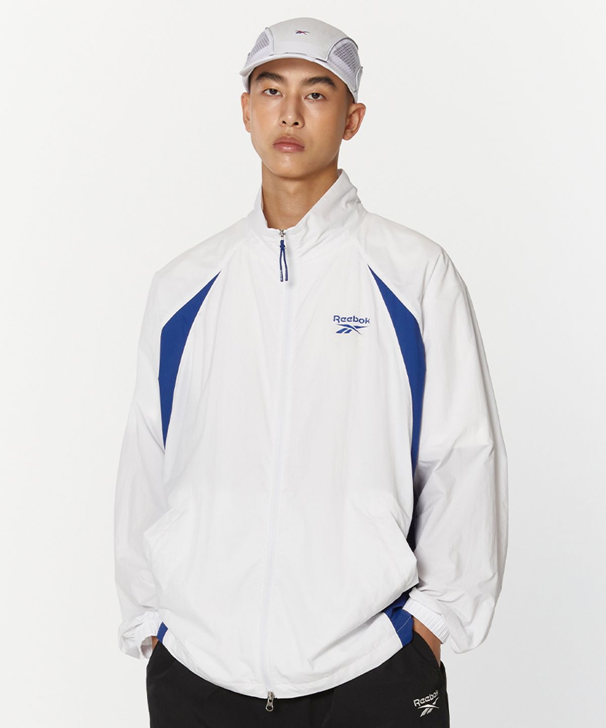 리복(REEBOK) 에센셜 써클 경량 윈드 브레이커 - 화이트:블루